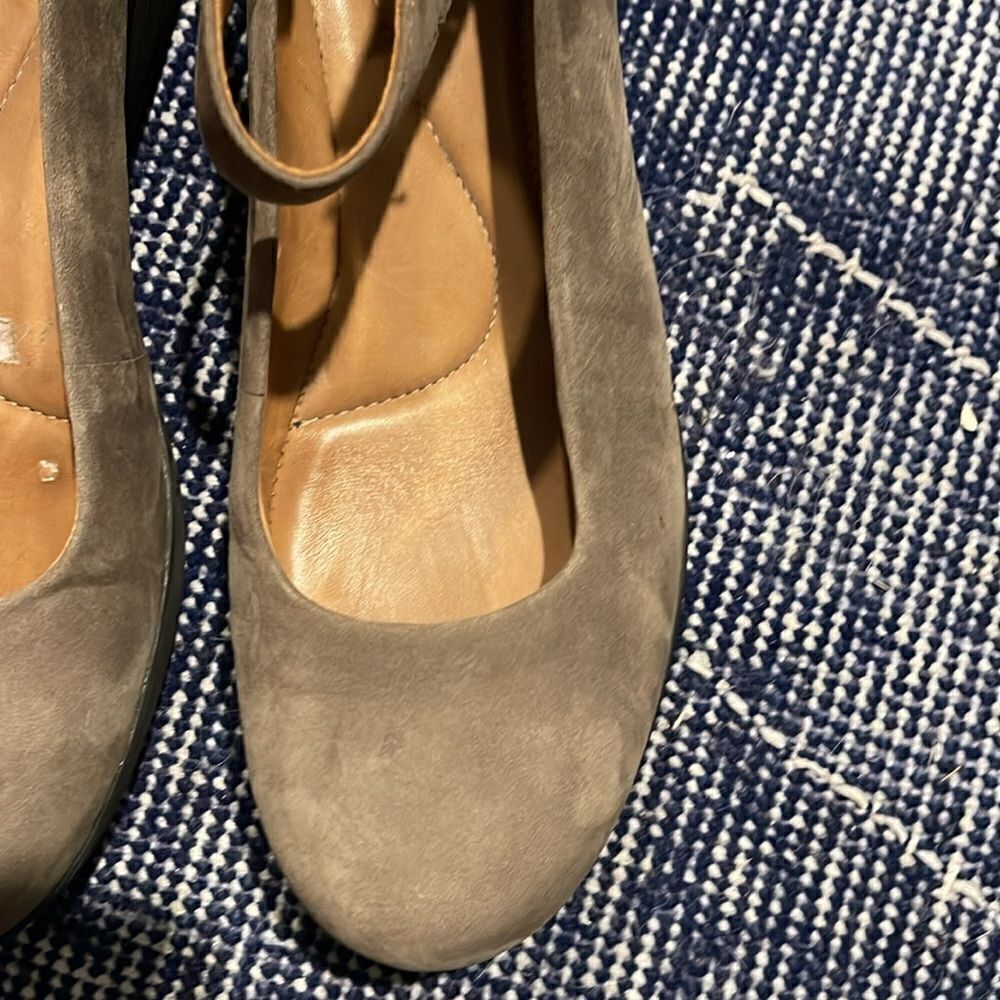 Clark’s soft suede shoes. - Picture 4 of 5